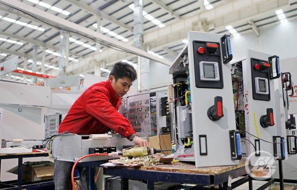 盛隆電氣技術(shù)人員正在操作現(xiàn)代化電氣設(shè)備。宋榮成 攝.JPG.jpg